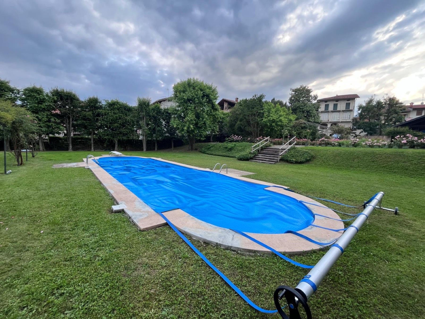 Piscina interrata con copertura estiva a bolle e rullo con ruote a bordo vasca