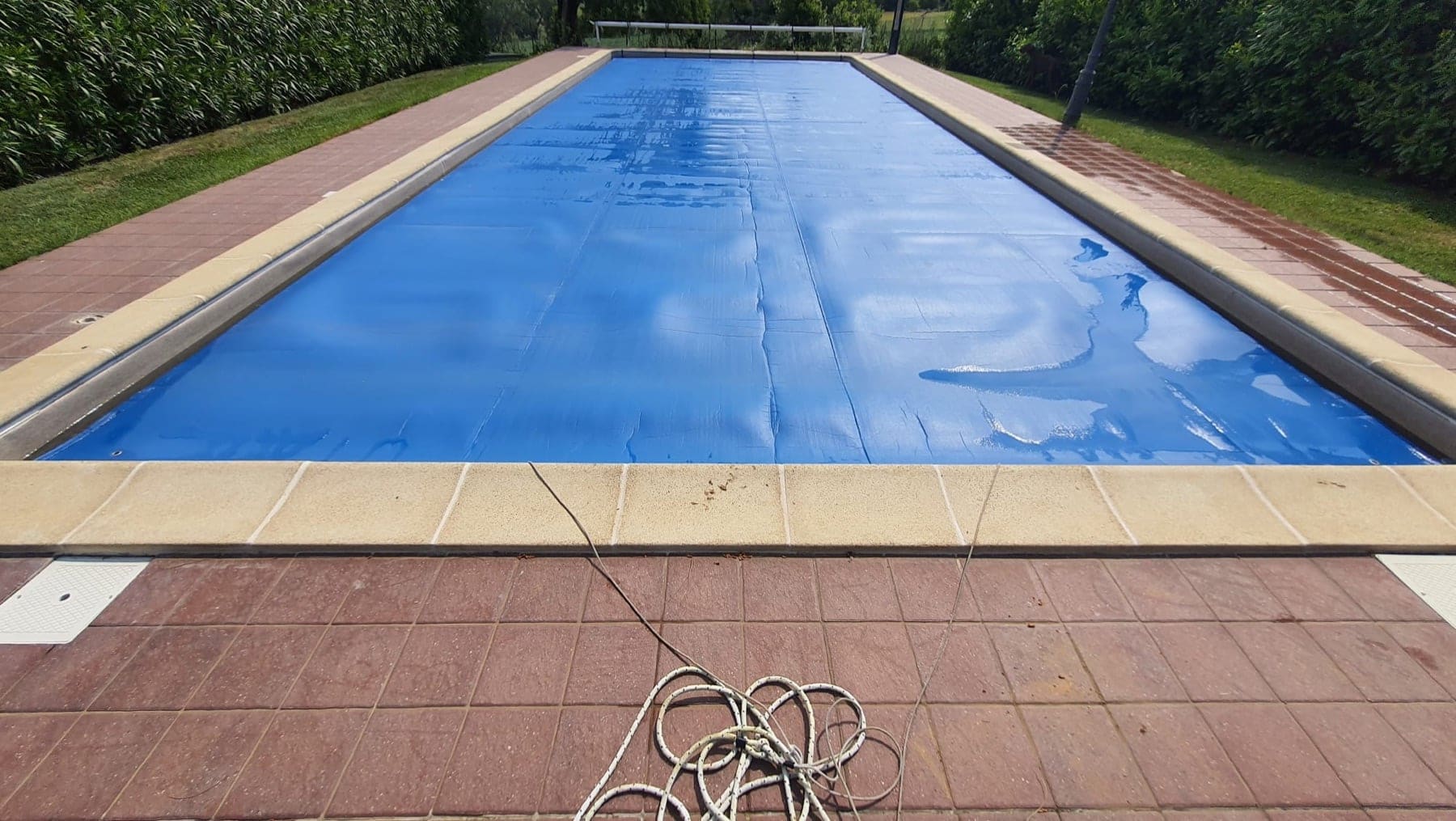 Copertura estiva a mousse stesa su piscina rettangolare