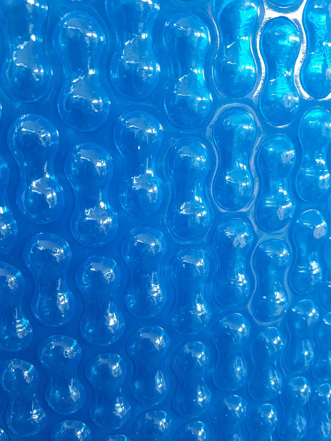 Close-up of the patented figure-eight bubble on a GeoBubble cover