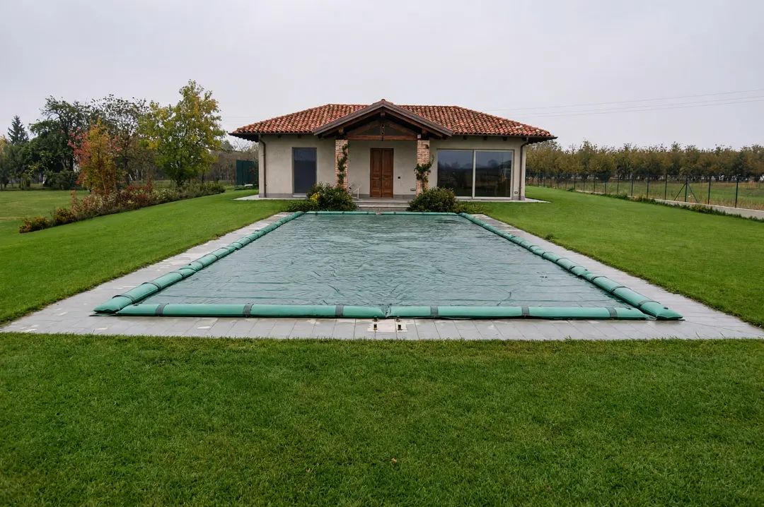 Made-to-measure pool cover produced by Triotex